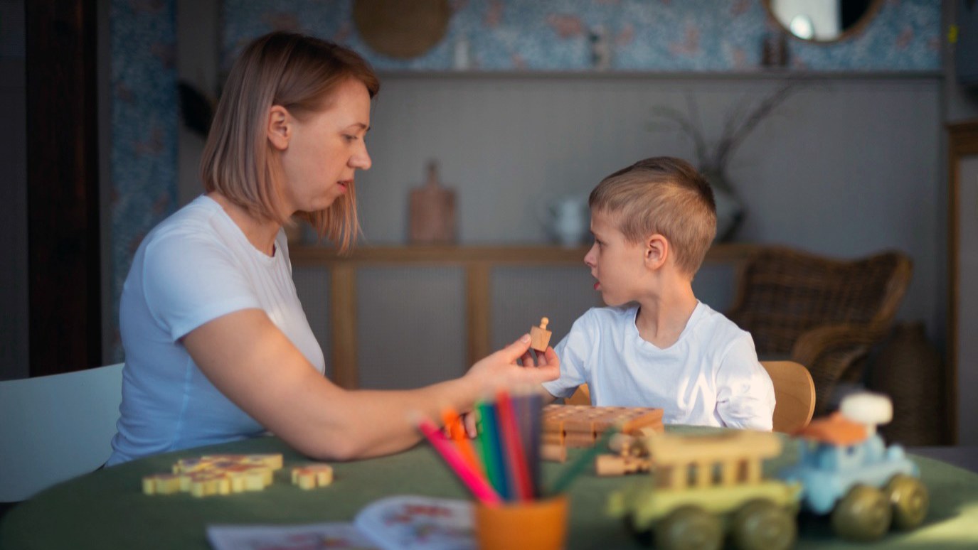 Eine Mutter spielt mit ihrem kleinen Jungen