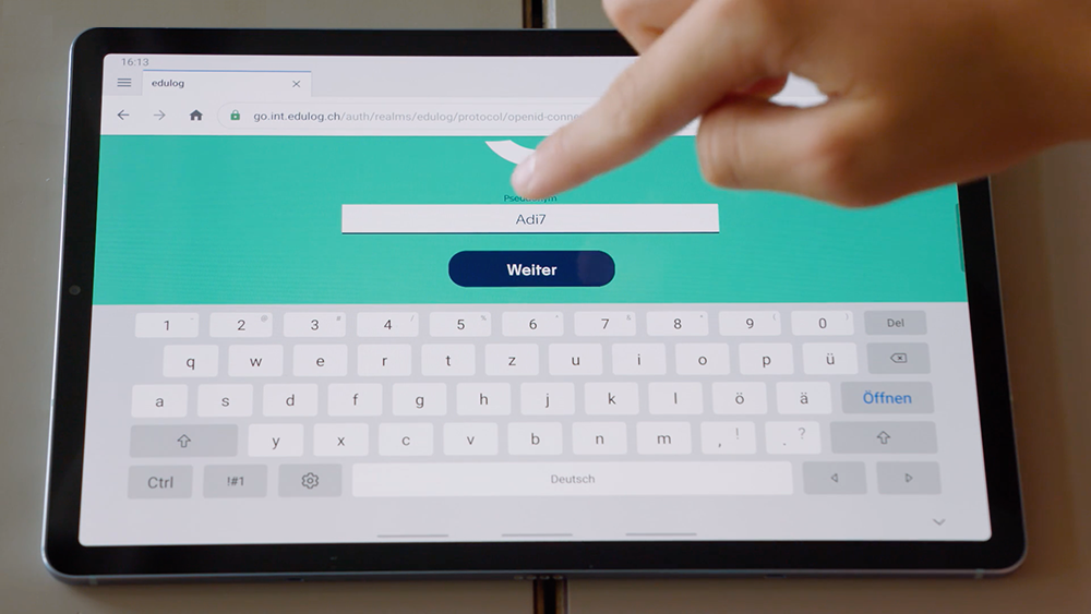 Ein Tablet liegt auf dem Tisch, darauf zu sehen ist das Login-Formular von Edulog