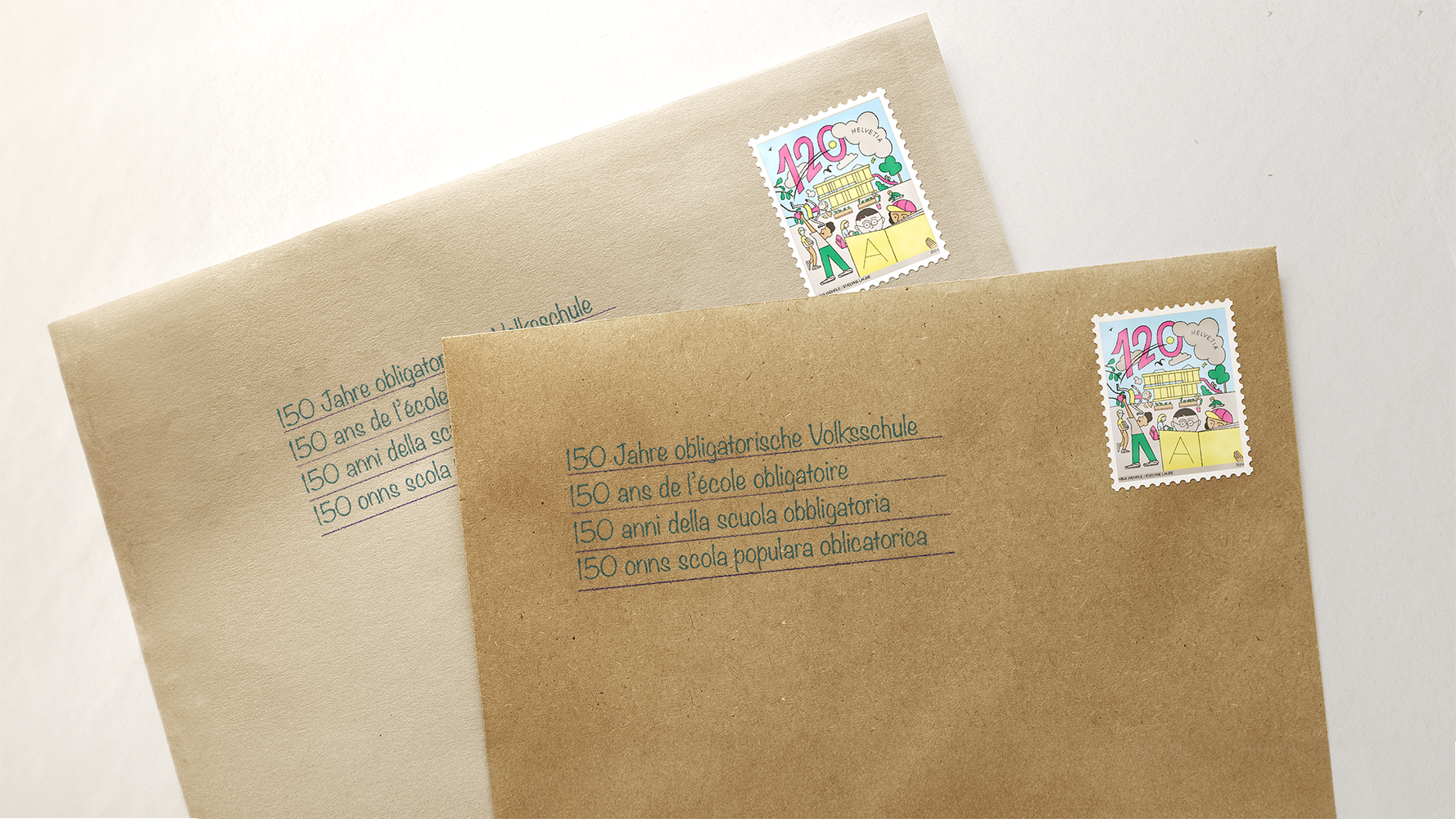 Kuverts mit Aufschrift 150 Jahre obligatorische Schulpflicht und Jubiläumsbriefmarke der Post