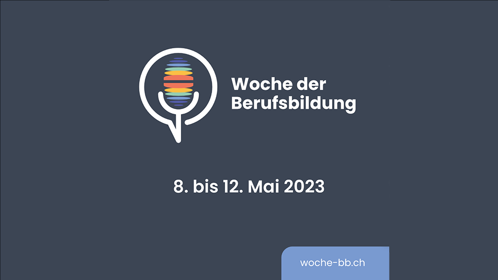 Eine Illustration von einem Mikrofon in weiss auf violettem Hintergrund, daneben steht «Woche der Berufsbildung, 8. bis 12. Mai 2023»>