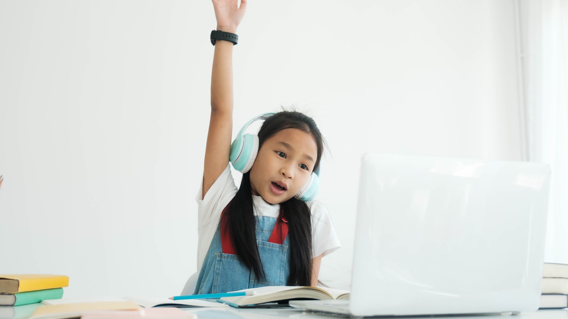 Fille travaillant pour l'école avec un écran