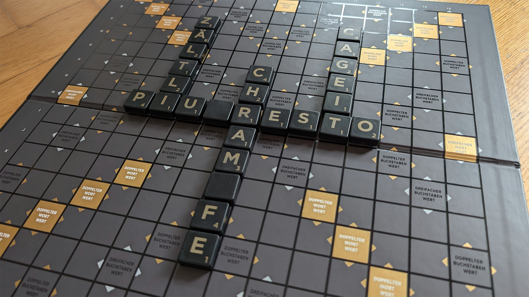 Un plateau de scrabble sur lequel sont écrits différents mots