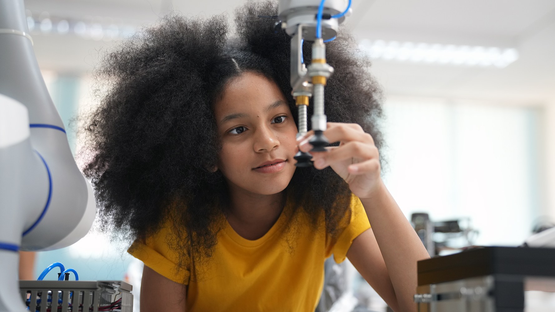 Une fille fait de la recherche avec la technologie